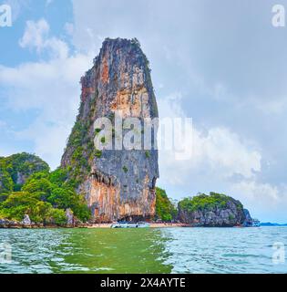 Gita in motoscafo alle isole del parco nazionale di Ao Phang Nga con vista sull'isola di James Bond (Khao Phing Kan), Thailandia Foto Stock