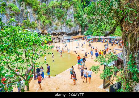 PHANG NGA, TAILANDIA - APRILE 28: La piccola spiaggia affollata dell'Isola di James Bond, Phang Nga Bay, Tailandia Foto Stock