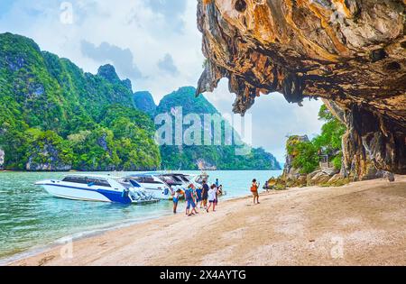 PHANG NGA, THAILANDIA - APRILE 28: La spiaggia e il piccolo porto dell'isola di James Bond con barche turistiche ormeggiate, il Parco Nazionale di Ao Phang Nga, Thailandia Foto Stock