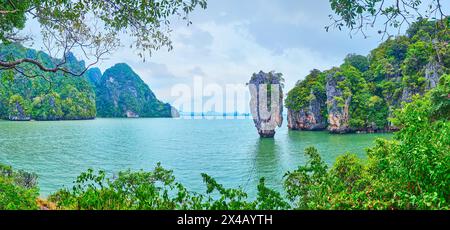 Panorama del parco nazionale di Ao Phang Nga con l'isola di James Bond (Khao Phing Kan), la torre carsica dell'isola di Ko Ta PU e l'isola dell'anello di Ko Raya attraverso il jun Foto Stock