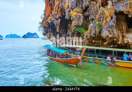 PHANG NGA, THAILANDIA - 28 APRILE 2019: Le barche turistiche arrivano e partono dal porto di James Bond Island (Khao Phing Kan), Thailandia Foto Stock