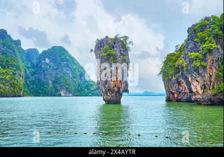 La torre carsica di Ko Ta PU è un luogo naturale molto popolare e unico, situato presso la piccola isola di James Bond nel Mare delle Andamane, Ao Phang Nga, Thailandia Foto Stock