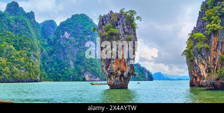 La costa dell'isola di James Bond (Khao Phing Kan) è una popolare località turistica per osservare la torre carsica di Ko Ta PU, il Parco Nazionale di Ao Phang Nga, Thailandia Foto Stock