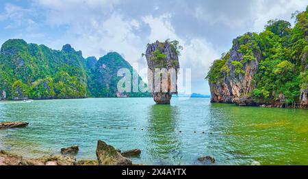 La vista sulla torre carsica di Ko Ta PU e sull'isola dell'anello di Ko Raya dall'isola di James Bond, Thailandia Foto Stock