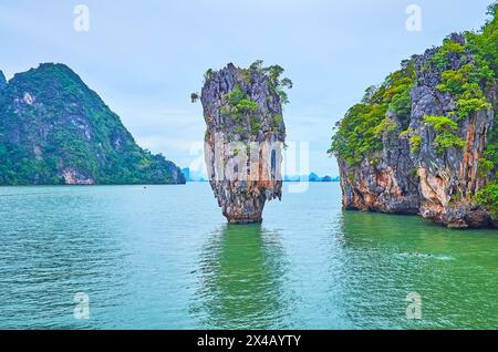 La panoramica torre carsica di Ko Ta PU sull'isola di James Bond ((Khao Phing Kan), Thailandia Foto Stock