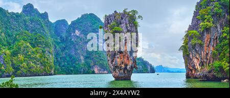 Panorama con formazione carsica simile a dita di calcare di Ko Ta PU e Ko Raya Ring Island sullo sfondo, Phang Nga Bay, Thailandia Foto Stock