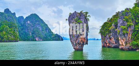 Panorama con un'unica formazione carsica simile a dita di calcare dell'isola di Ko Ta PU nelle acque del mare delle Andamane sulla riva dell'isola di James Nond (Khao Phing K Foto Stock