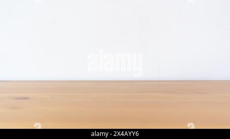 Elegante struttura in legno su uno sfondo pulito e spazioso per un utilizzo versatile Foto Stock