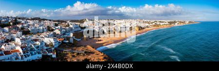 Vista aerea del mare di Albufeira con ampia spiaggia e architettura bianca, Algarve, Portogallo. Ampia spiaggia sabbiosa nella città di Albufeira, Algarve, Portogallo. Foto Stock