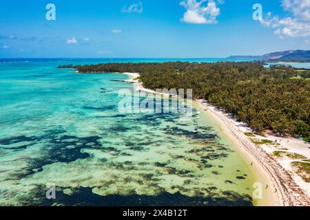 Isola di Ile aux Cerfs con idilliaco scenario di spiaggia, mare di acquamarina e sabbia soffice, Ile aux Cerfs, Mauritius, Oceano Indiano, Africa. Ile aux Cerf a Mauritius Foto Stock