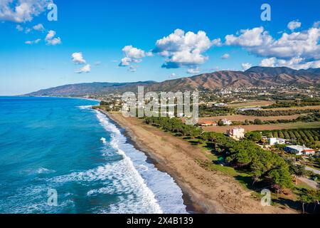 Vista aerea di Mauralis Beach, Cipro. Mavralis Beach è una spiaggia isolata e incontaminata situata nella penisola di Akamas a Cipro. Foto Stock