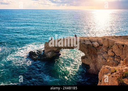 Bellissimo ponte di amanti arco di roccia naturale vicino a Ayia Napa, cavo Greco e Protaras sull'isola di Cipro, Mar Mediterraneo. Amanti dei ponti leggendari. Foto Stock