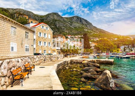 Idilliaco villaggio di Mlini nell'arcipelago di Dubrovnik, regione della Dalmazia meridionale della Croazia. Vista aerea del villaggio Adriatico di Mlini sul lungomare, Dubrovnik Foto Stock