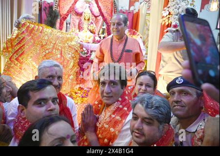 Gurugram, India. 1° maggio 2024. GURUGRAM, INDIA - 1 MAGGIO: Congresso Gurgaon Lok Sabha candidato alla circoscrizione elettorale, l'attore di Bollywood Raj Babbar arriva per preghiere a Sheetla Mata Mandir dopo l'annuncio del biglietto il 1 maggio 2024 a Gurugram, India. (Foto di Parveen Kumar/Hindustan Times/Sipa USA) credito: SIPA USA/Alamy Live News Foto Stock