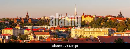 Scenic antenna estate panorama della città vecchia architettura a Praga, Repubblica Ceca. Tegole rosse panorama di Praga Città Vecchia. Prague Old Town Squ Foto Stock