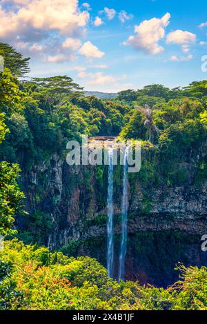 La cascata più alta dell'isola di Mauritius è Chamarel, le cui acque cadono nel cratere di un vulcano estinto da tempo. Natura esotica della p tropicale Foto Stock
