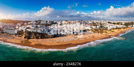 Vista aerea del mare di Albufeira con ampia spiaggia e architettura bianca, Algarve, Portogallo. Ampia spiaggia sabbiosa nella città di Albufeira, Algarve, Portogallo. Foto Stock