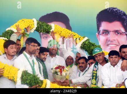 Gurugram, India. 14 dicembre 2024. GURUGRAM, INDIA - 1° MAGGIO: Ex vice ministro Dushyant Chautala e Jannayak Janta Party (JJP) Gurgaon Lok Sabha candidato alla circoscrizione, rapper Rahul Yadav 'Fazilpuria' durante una riunione pubblica prima di presentare la candidatura alla Civil Line vicino a Mor Chowk il 1° maggio 2024 a Gurugram, India. (Foto di Parveen Kumar/Hindustan Times/Sipa USA) credito: SIPA USA/Alamy Live News Foto Stock