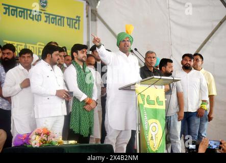 Gurugram, India. 14 dicembre 2024. GURUGRAM, INDIA - 1° MAGGIO: Ex vice ministro Dushyant Chautala e partito Jannayak Janta (JJP) Gurgaon Lok Sabha candidato alla circoscrizione, rapper Rahul Yadav "Fazilpuria" si rivolge a una riunione pubblica prima di presentare la candidatura alla Civil Line vicino a Mor Chowk il 1° maggio 2024 a Gurugram, India. (Foto di Parveen Kumar/Hindustan Times/Sipa USA) credito: SIPA USA/Alamy Live News Foto Stock