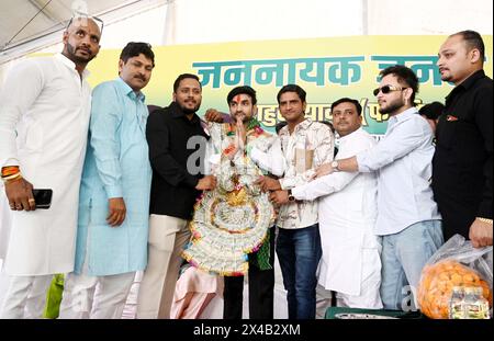 Gurugram, India. 13 dicembre 2024. GURUGRAM, INDIA - 1 MAGGIO: Jannayak Janta Party (JJJP) Gurgaon Lok Sabha candidato alla circoscrizione, rapper Rahul Yadav 'Fazilpuria' durante una manifestazione prima di presentare la candidatura alla Civil Line vicino a Mor Chowk il 1 maggio 2024 a Gurugram, India. (Foto di Parveen Kumar/Hindustan Times/Sipa USA) credito: SIPA USA/Alamy Live News Foto Stock