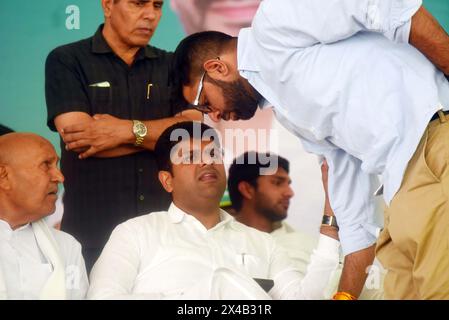 Gurugram, India. 1° maggio 2024. GURUGRAM, INDIA - 1° MAGGIO: Ex vice ministro capo Dushyant Chautala e leader del partito Jannayak Janta (JJP) Digvijay Chaulata' durante una riunione pubblica presso Civil Line vicino a Mor Chowk il 1° maggio 2024 a Gurugram, India. (Foto di Parveen Kumar/Hindustan Times/Sipa USA) credito: SIPA USA/Alamy Live News Foto Stock