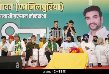 Gurugram, India. 13 dicembre 2024. GURUGRAM, INDIA - 1 MAGGIO: Leader del partito Jannayak Janta (JJP) Digvijay Chautala e candidato al collegio di Gurgaon Lok Sabha, rapper Rahul Yadav 'Fazilpuria' durante una manifestazione prima di presentare la candidatura alla Civil Line vicino a Mor Chowk il 1 maggio 2024 a Gurugram, India. (Foto di Parveen Kumar/Hindustan Times/Sipa USA) credito: SIPA USA/Alamy Live News Foto Stock