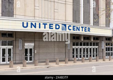 Lo United Center, inaugurato nel 1994, è il più grande centro di intrattenimento al coperto di Chicago e sede dei Chicago Blackhawks e Bulls. Foto Stock