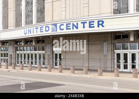 Lo United Center, inaugurato nel 1994, è il più grande centro di intrattenimento al coperto di Chicago e sede dei Chicago Blackhawks e Bulls. Foto Stock