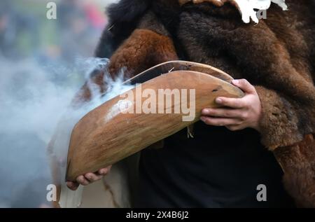 Fuoco rituale con ramo in fiamme verdi, fumo e fuoco, il rito rituale del fumo in un evento della comunità indigena in Australia Foto Stock