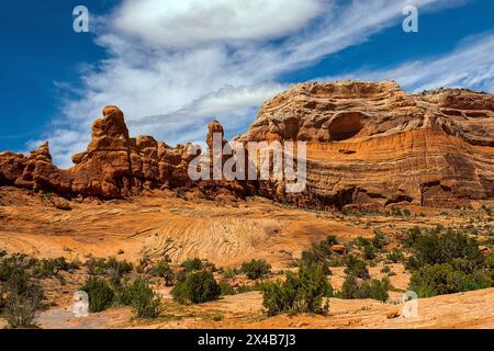 Moab, Utah, Stati Uniti. 2 maggio 2024. Gli spettacolari paesaggi desertici offrono brillanti colori primaverili lungo il fiume Colorado vicino a Moab, Utah. Crediti: csm/Alamy Live News Foto Stock