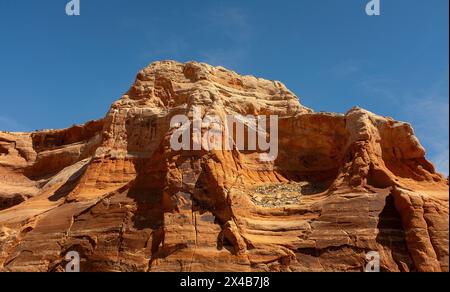 Moab, Utah, Stati Uniti. 2 maggio 2024. Gli spettacolari paesaggi desertici offrono brillanti colori primaverili lungo il fiume Colorado vicino a Moab, Utah. Crediti: csm/Alamy Live News Foto Stock