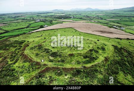 Castell Odo tarda età del bronzo attraverso la collina dell'età del ferro sulla collina Mynydd Ystum. Vicino ad Aberdaron, Llyn, Galles del nord. Aereo che guarda N.E. Foto Stock