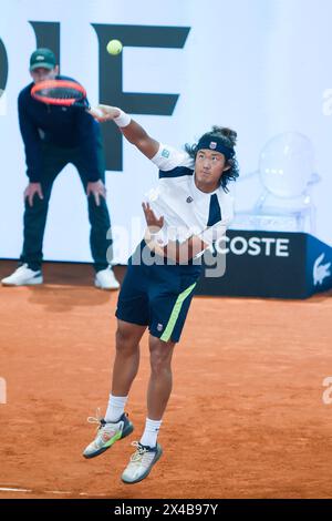 Madrid, Spagna. 1 maggio 2024. Zhang Zhizhen serve durante il secondo turno maschile tra Zhang Zhizhen della Cina/Aslan Karatsev della Russia e Andrea Vavassori/Simone Bolelli dell'Italia al torneo di tennis Madrid Open di Madrid, Spagna, 1 maggio 2024. Crediti: Gustavo Valiente/Xinhua/Alamy Live News Foto Stock