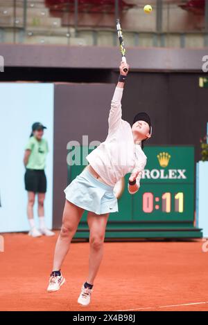 Madrid, Spagna. 1 maggio 2024. Zheng Saisai partecipa ai quarti di finale di doppio femminile tra la Cina Wang Xinyu/Zheng Saisai e la spagnola Sara Sorribes Tormo/Cristina Bucsa al torneo di tennis Madrid Open a Madrid, in Spagna, il 1° maggio 2024. Crediti: Gustavo Valiente/Xinhua/Alamy Live News Foto Stock