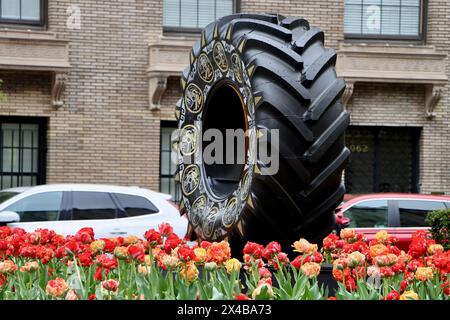 "Tracce per ricordare" la scultura di Betsabeé Romero nel giardino di tulipani al centro di Park avenue sul lato est di Manhattan nell'aprile 2024 Foto Stock