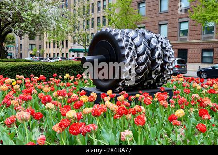 "Tracce per ricordare" la scultura di Betsabeé Romero nel giardino di tulipani al centro di Park avenue sul lato est di Manhattan nell'aprile 2024 Foto Stock