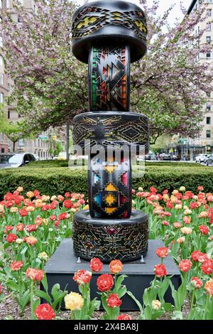 "Tracce per ricordare" la scultura di Betsabeé Romero nel giardino di tulipani al centro di Park avenue sul lato est di Manhattan nell'aprile 2024 Foto Stock