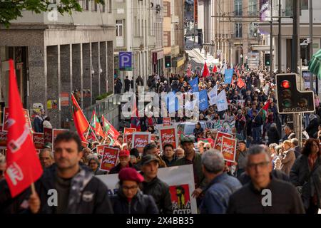 Porto, Portogallo. 1° maggio 2024. I manifestanti camminano per la strada durante la giornata internazionale dei lavoratori a Porto. Una marcia si è svolta a Porto, per celebrare la giornata internazionale dei lavoratori chiamata anche Festa del lavoro. Credito: SOPA Images Limited/Alamy Live News Foto Stock