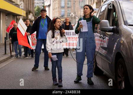 Porto, Portogallo. 1° maggio 2024. Un manifestante grida slogan durante la giornata internazionale dei lavoratori a Porto. Una marcia si è svolta a Porto, per celebrare la giornata internazionale dei lavoratori chiamata anche Festa del lavoro. Credito: SOPA Images Limited/Alamy Live News Foto Stock