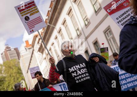 Porto, Portogallo. 1° maggio 2024. Un manifestante tiene un cartello durante la giornata internazionale dei lavoratori a Porto. Una marcia si è svolta a Porto, per celebrare la giornata internazionale dei lavoratori chiamata anche Festa del lavoro. (Foto di David Oliveira/SOPA Images/Sipa USA) credito: SIPA USA/Alamy Live News Foto Stock