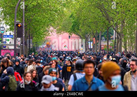 Fumo e bandiere possono essere visti sopra la cima dei manifestanti durante la marcia annuale della giornata internazionale dei lavoratori a Parigi in Francia il 1° maggio, il giorno di maggio. Le strade di Parigi risuonano di fuochi d'artificio e granate acrobatiche durante le proteste del giorno di maggio mentre i lavoratori affermano i loro diritti in mezzo a un mare di striscioni e canti. Tra il fervore, scoppiano scontri tra i manifestanti e la polizia antisommossa, gas lacrimogeni che riempiono l'aria man mano che le tensioni aumentano. L'evento sottolinea la lotta in corso per i diritti del lavoro e la giustizia sociale, mentre gli attivisti si uniscono in un appello collettivo per il cambiamento nelle strade della capitale francese. (Foto di Mich Foto Stock