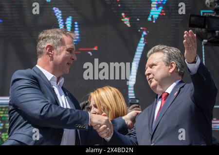 Vienna, Austria. 1° maggio 2024. Österreich; WIEN; 20240501; Vorsitzender der Sozialdemokratische Partei Österreich (SPÖ) Andreas Babler (L.) und Wiener Bürgermeister Michael Ludwig an der Bühne während der Tag der Arbeit Feier vor dem Rathaus in Wien AM 01. Mai 2024. - 20240501 PD4639 credito: APA-PictureDesk/Alamy Live News Foto Stock