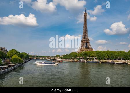 Parigi Francia, skyline della città presso la Torre Eiffel e la Senna Foto Stock