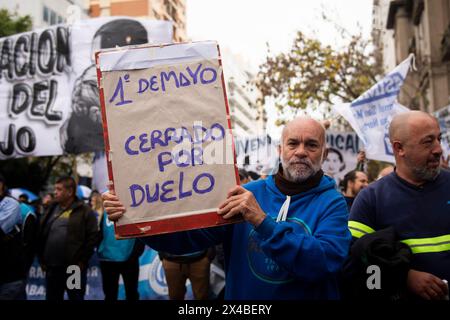 Buenos Aires, Argentina. 1° maggio 2024. Un uomo ha un segno che dice "il 1° maggio". Chiuso per lutto." marcia commemorativa per la giornata dei lavoratori effettuata dalla Confederazione generale del lavoro (CGT) della Repubblica argentina. Credito: SOPA Images Limited/Alamy Live News Foto Stock