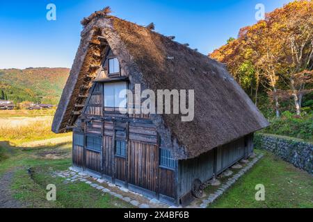 Villaggio di Shirakawago Gifu Giappone, storica casa tradizionale giapponese di Gassho nel villaggio di Shirakawa nella stagione autunnale del fogliame Foto Stock