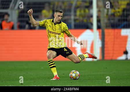 Dortmund, Germania. 1° maggio 2024. Calcio: Champions League, Borussia Dortmund - Paris Saint-Ger., round a eliminazione diretta, semifinale, andata, Signal Iduna Park. Nico Schlotterbeck di Dortmund gioca la palla. Crediti: Federico Gambarini/dpa/Alamy Live News Foto Stock