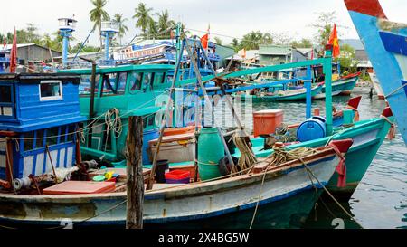 colorate barche fisher nel porto di phu quoc Foto Stock