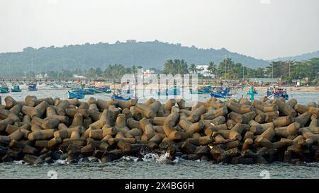 colorate barche fisher nel porto di phu quoc Foto Stock