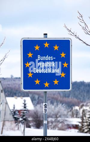 22.01.2011, Deutschland, Sachsen, auf dem foto ein Europa-Zollschild der Bundesrepublik Deutschland am alten Grenzübergang der Staatsgrenze mit Tschechien in Zinnwald-Georgenfeld, einem Ortsteil der Stadt Altenberg im Landkreis Sächsische Schweiz-Osterzgebirge *** 22 01 2011, Germania, Sassonia, sulla foto un segno di dogana europea della Repubblica federale di Germania al vecchio valico di frontiera del confine di stato con la Repubblica ceca a Zinnwald Georgenfeld, un distretto della città di Altenberg nel distretto della Svizzera sassone Osterzgebirge orientale Foto Stock