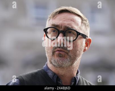 Foto datata 25/09/23, del portavoce del Sinn Fein Eoin o Broin che parla ai media fuori Leinster House a Dublino. Secondo Sinn Fein, il governo non ha "alcun piano per un settore privato degli affitti che sfugga al controllo”. Le nuove statistiche dimostrano che il costo dell'affitto è aumentato del 5,9% negli affitti esistenti e del 9,1% per i nuovi affittuari nell'ultimo anno. Data di pubblicazione: Giovedì 2 maggio 2024. Foto Stock